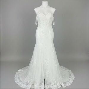 Elegant White Lace Strapless Gowned